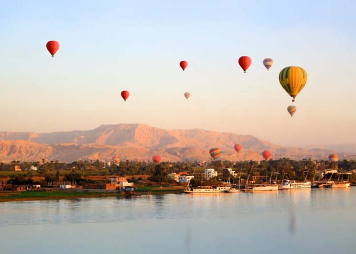 Asombrosa Foto De Un Globo De Aire Caliente Sobre La Hermosa Ciudad De Luxor
