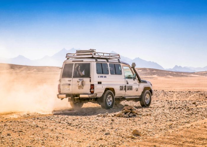 Maravillosa Foto De Un Coche Con Traccion A Las Cuatro Ruedas De Uno De Los Maravillosos Viajes De Safari 1