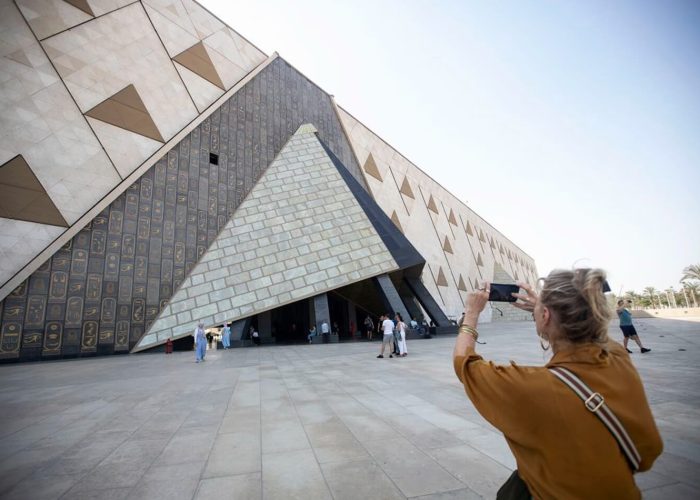 Maravillosa Foto De Una Mujer Frente Al Gran Museo Egipcio