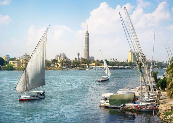 Una Imagen De La Felucca En El Cairo En El Rio Nilo Con La Torre De El Cairo