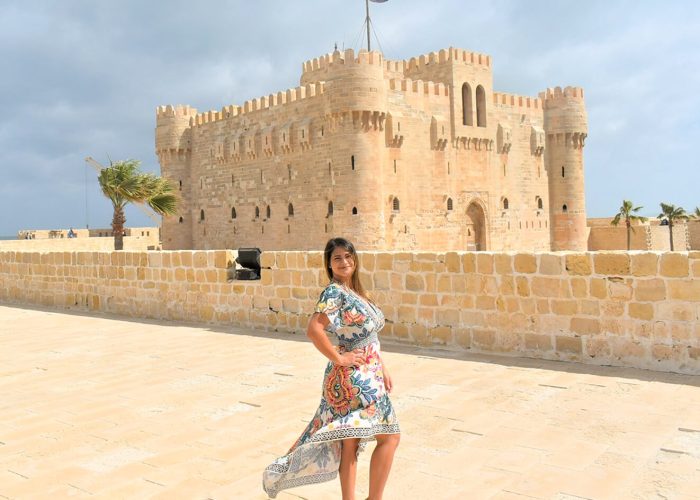 Una Maravillosa Imagen De Una Chica Delante De Qaitbay Ciudadela En Alexandria