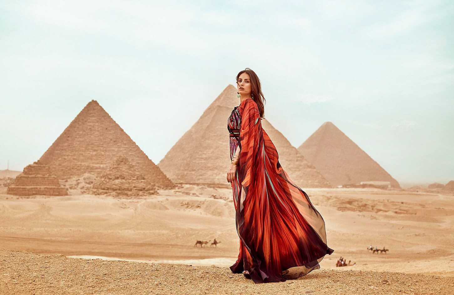 Una Maravillosa Imagen De Una Nina Con Vestido Rojo Parada Delante De Las Piramides