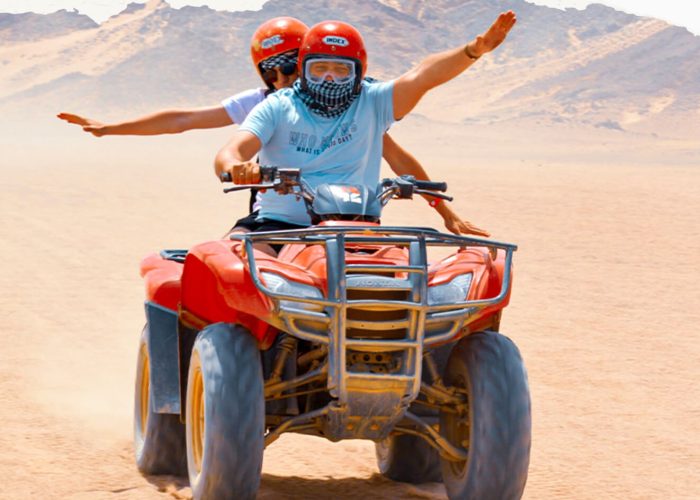 Maravillosa Foto De Dos Personas Montando En Quad Desde Uno De Los Safaris En Hurgada